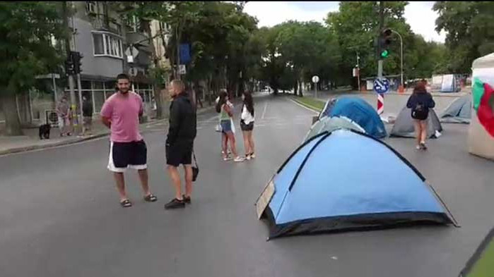 Заради палатковия лагер на протестиращите, автобусите с нови маршрути